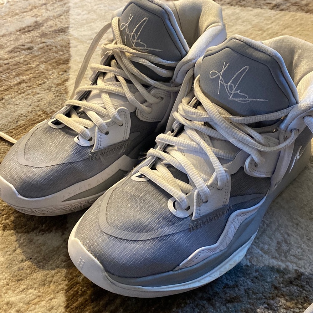 Boys Kyrie Infinity Basketball Shoes